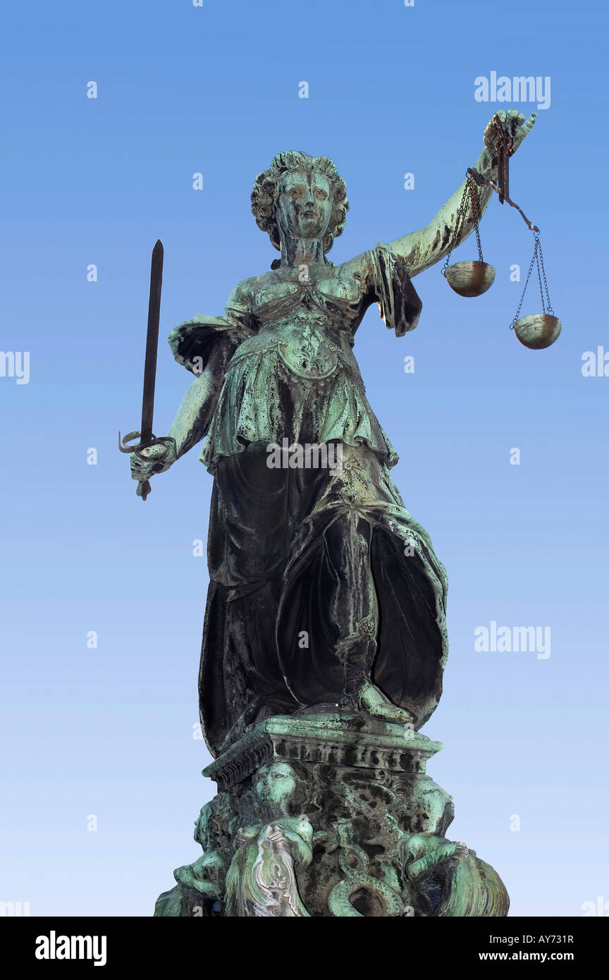 Statue der Gerechtigkeit Bronze Frauen Schwert Skala Gerechtigkeit Gericht Klage Testversion Symbol weiblicher Himmel hoch hoch bandage Stockfoto