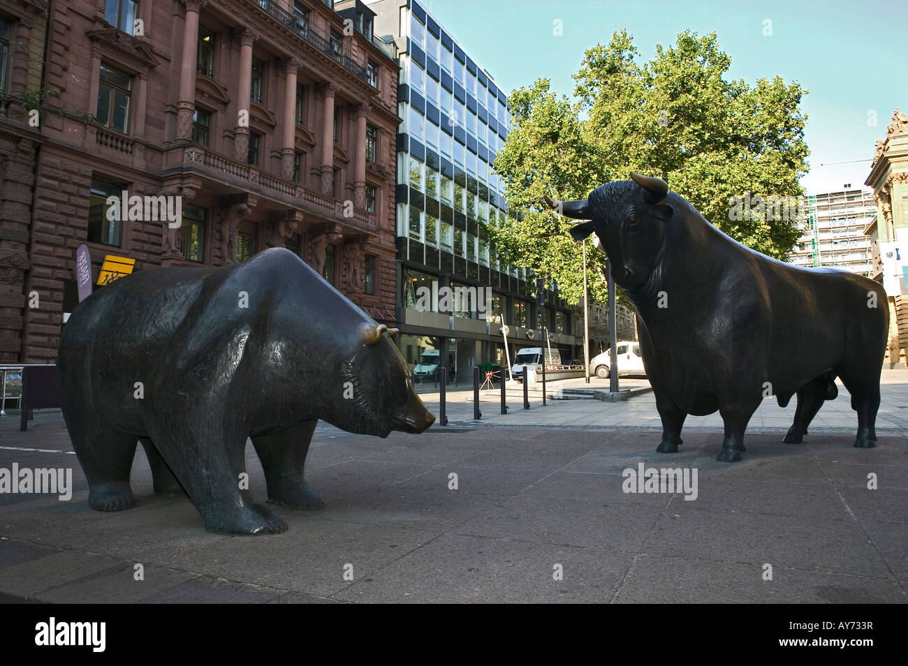 Börse Frankfurt Hessen Deutschland Bull bear kämpfen Statue Symbol Finance Geschäft Metall außen schwarzes Quadrat Stockfoto