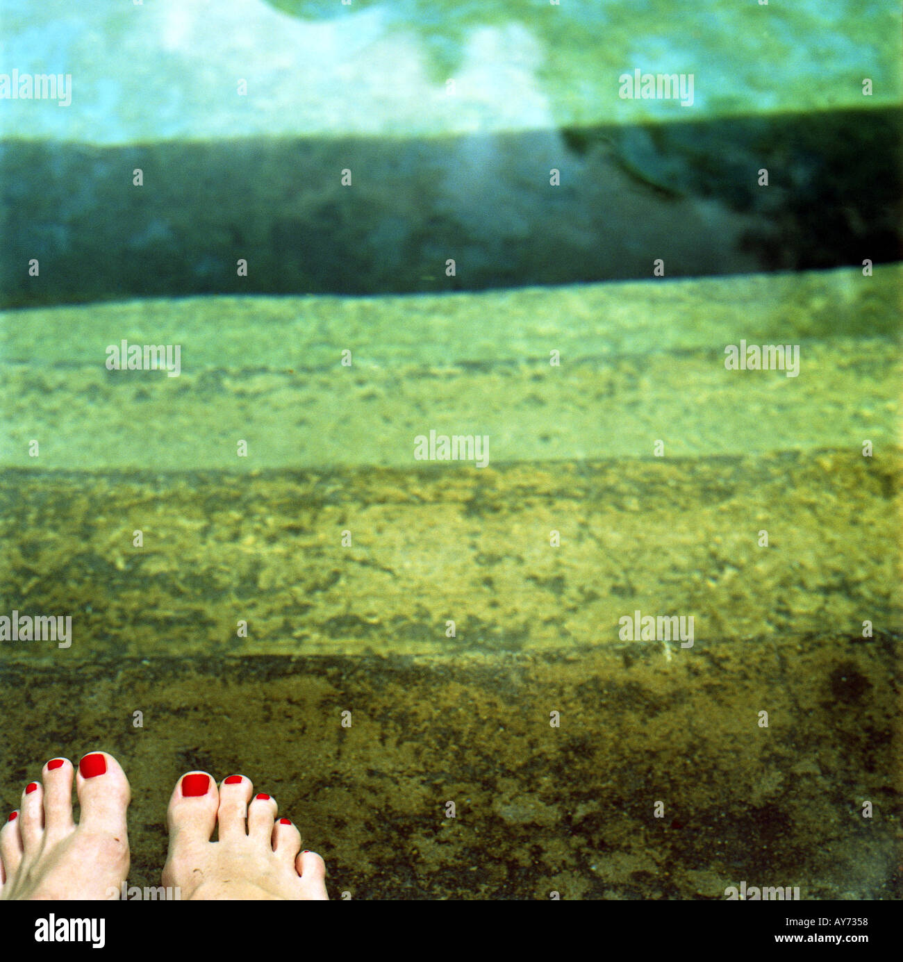 Füße in einem pool Stockfoto
