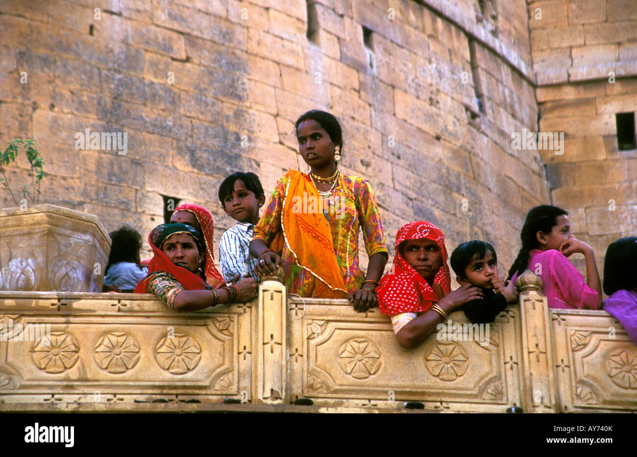 Frauen und Kinder zu sehen, vom Balkon des Jaisalmer Fort Rajasthan Indien für den Maharadscha ankommen Stockfoto