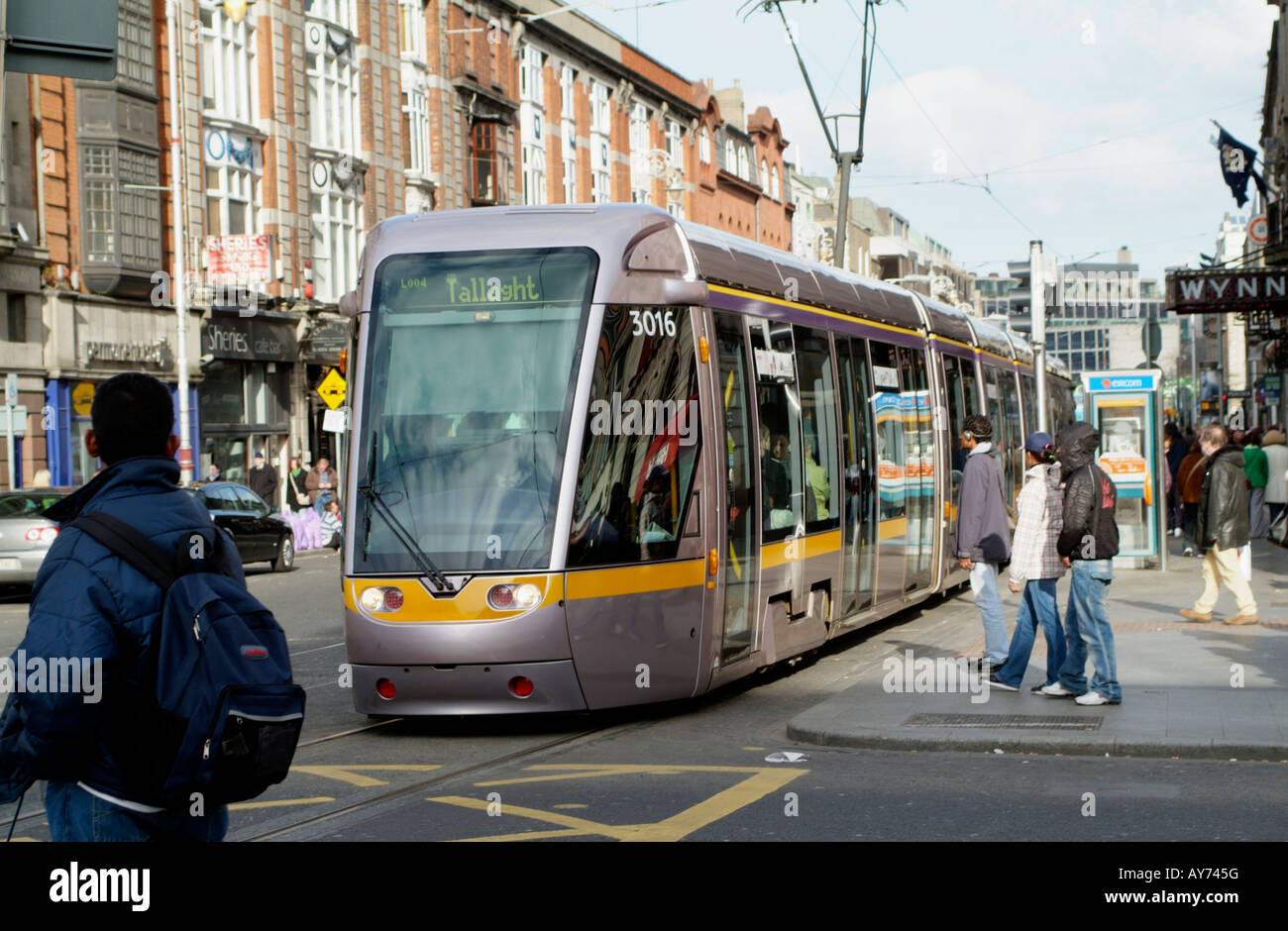 LUAS Straßenbahnen mit eleganten Silber Karosserie werden von Connex Verkehr in Dublin Irland betrieben. Stockfoto