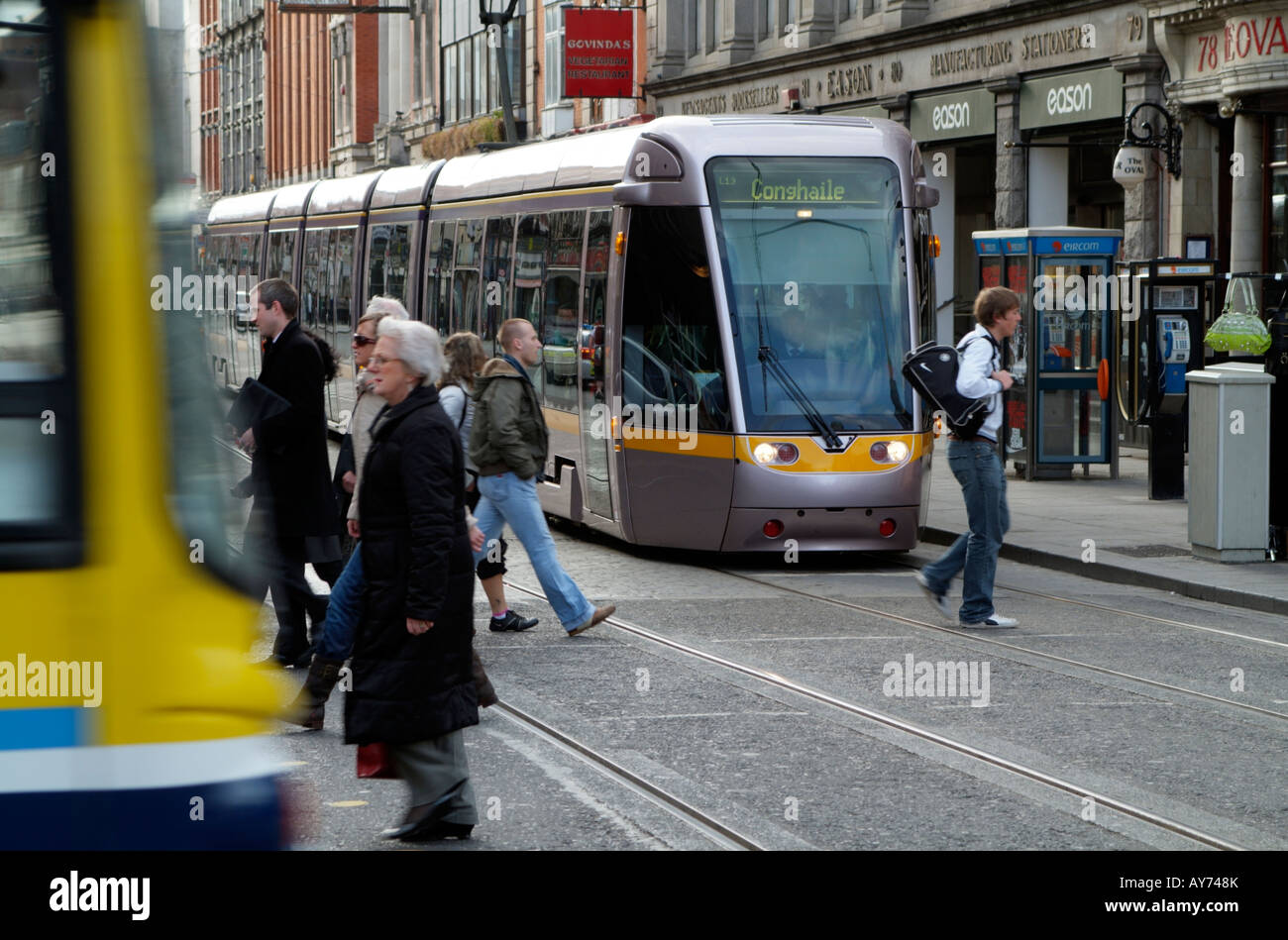 LUAS Straßenbahnen mit eleganten Silber Karosserie werden von Connex Verkehr in Dublin Irland betrieben. Stockfoto