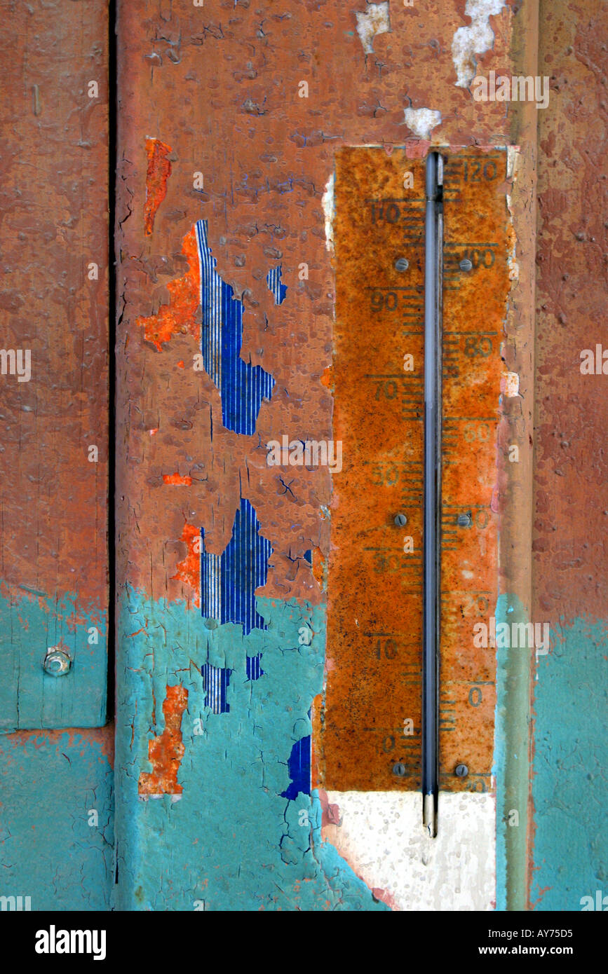 Verwitterte alte Außenthermometer Stockfoto