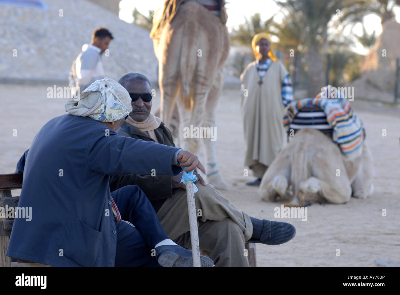 Einheimische Männer in Tozeur Tunesien Chat Stockfoto