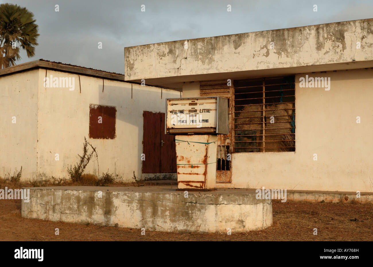 ungenutzte Pertrol Bahnhof The Gambia Westafrika Stockfoto