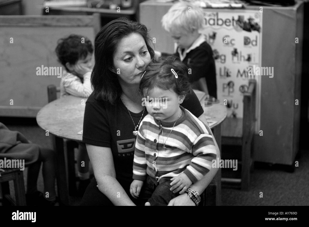 Kinderbetreuung in einer Tagesstätte Stockfoto