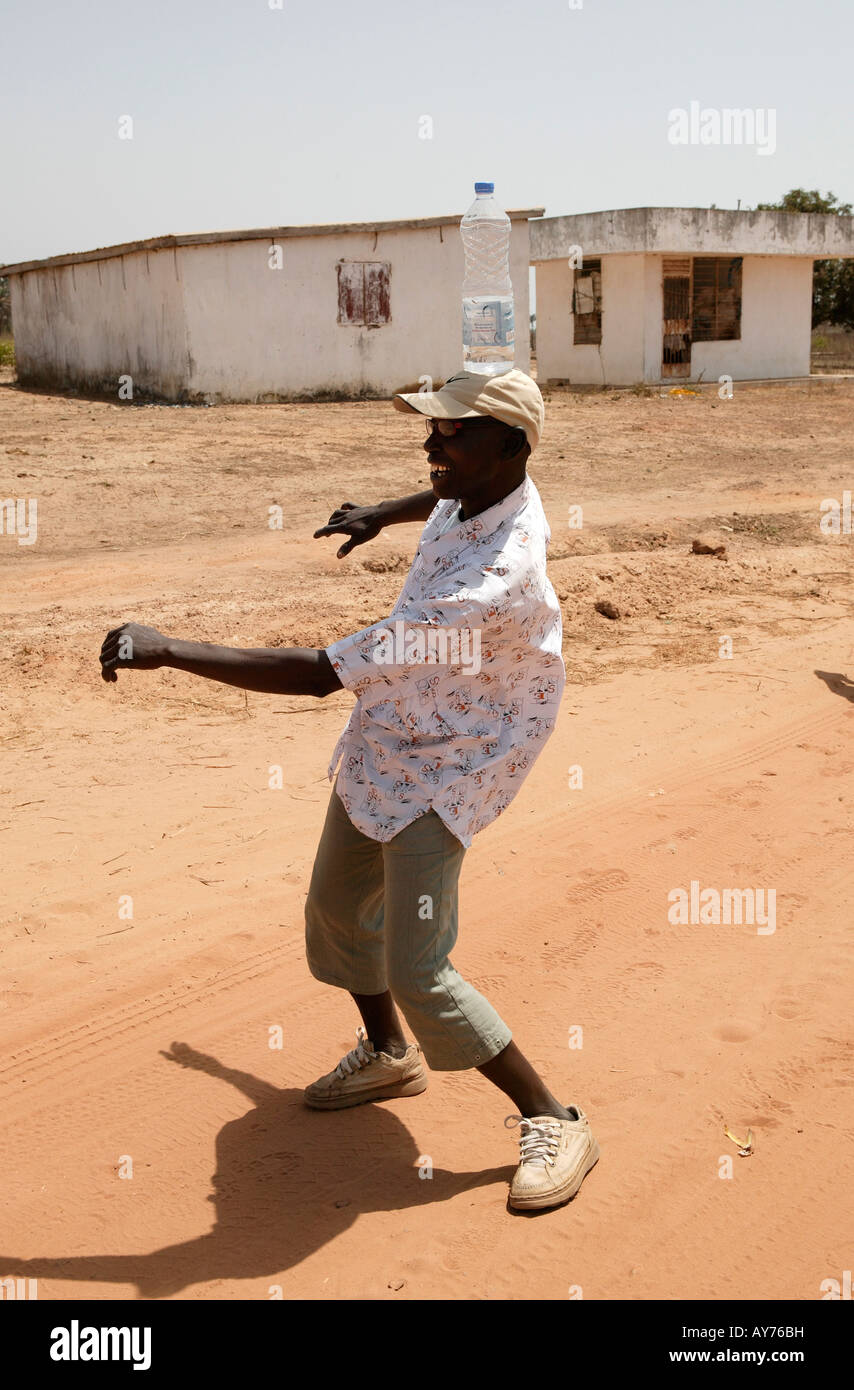 Afrikaner mit Wasserflasche auf Kopf The Gambia Westafrika Stockfoto
