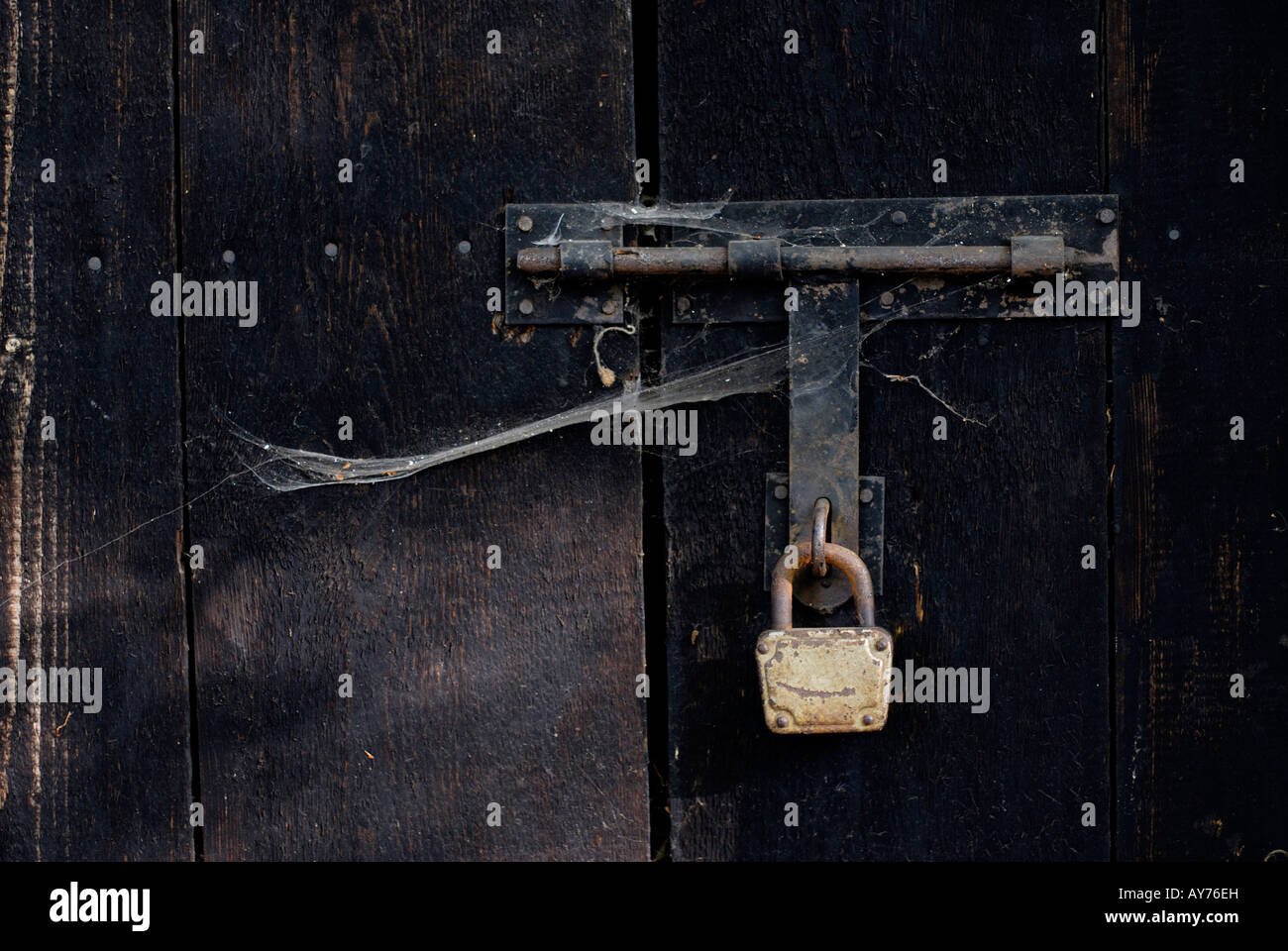 Tür mit Vorhängeschloss verschlossen Stockfoto