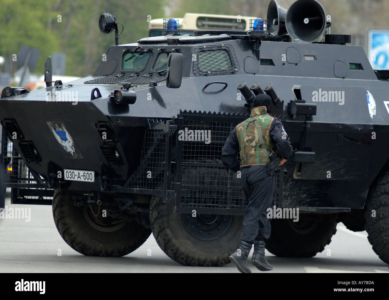Bosnisch-serbischen Special Forces Soldaten und BRDM gepanzertes Fahrzeug bei einer Razzia gegen die organisierte Kriminalität Stockfoto