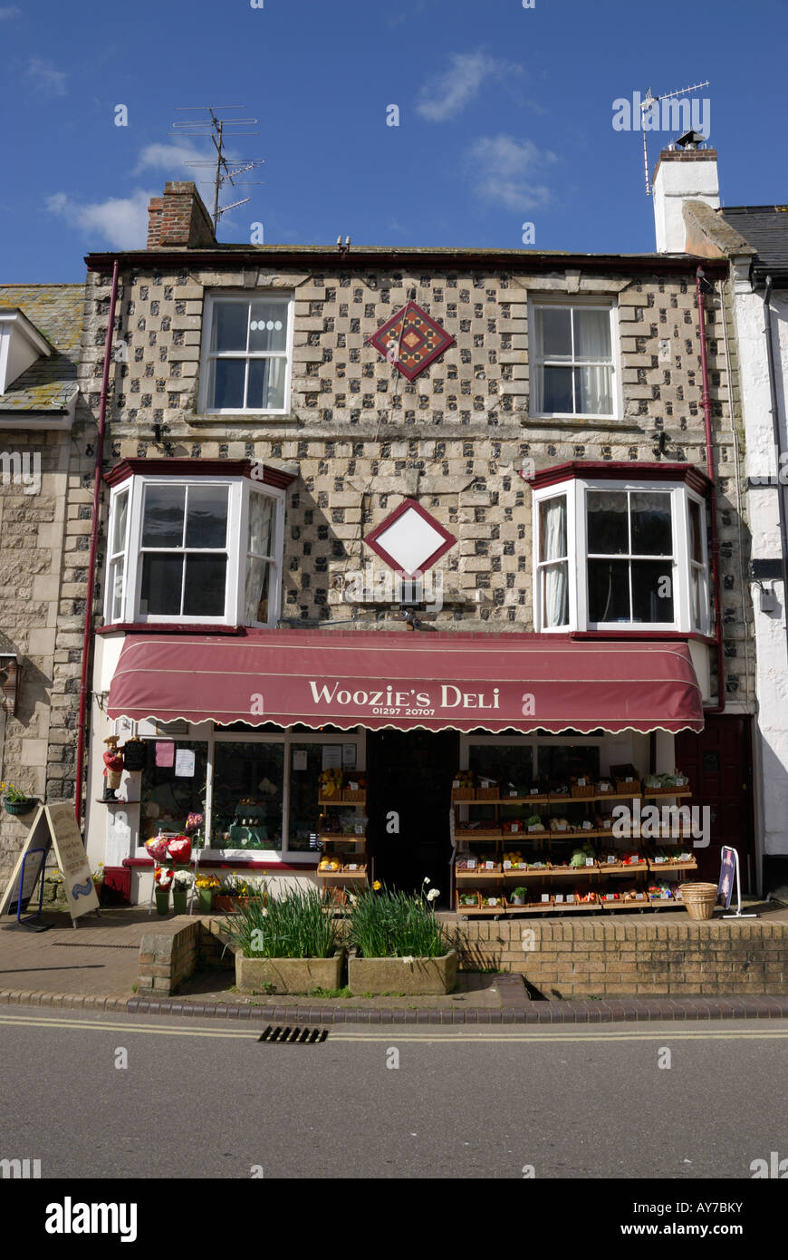 Attraktive gemustert Architektur in Bier, Devon, UK. Gebäude ist hocharbeitets Deli. Stockfoto