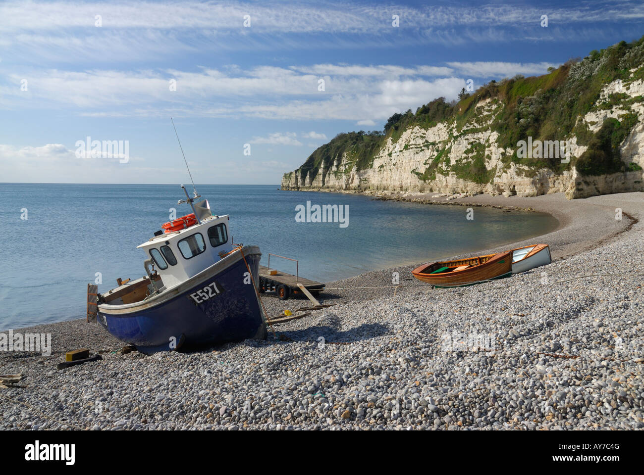 Boote am Strand von Bier, Devon, England Stockfoto