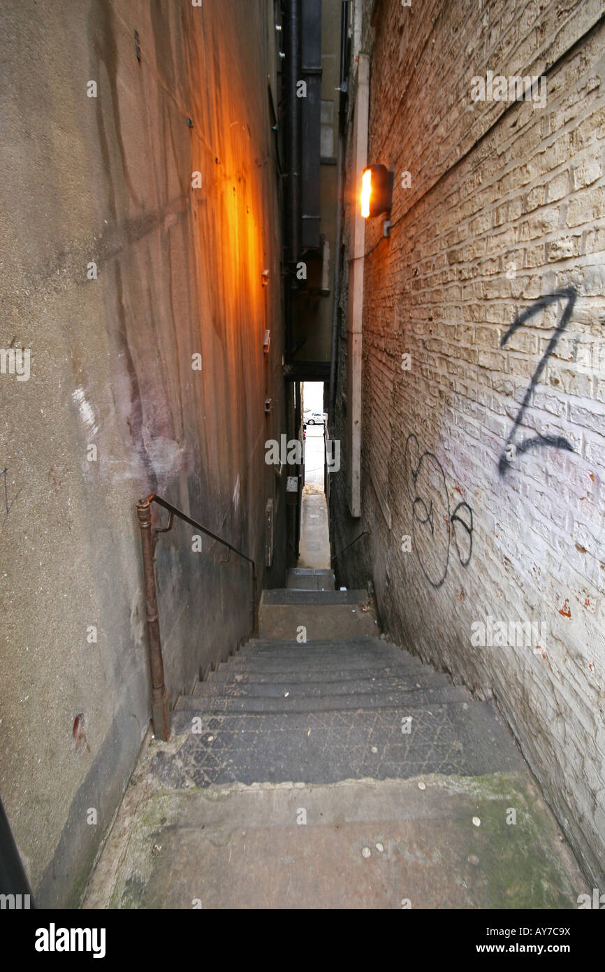 Weitwinkeleinstellung des schmalen Gasse mit Treppen, die auf der Straße. Stockfoto