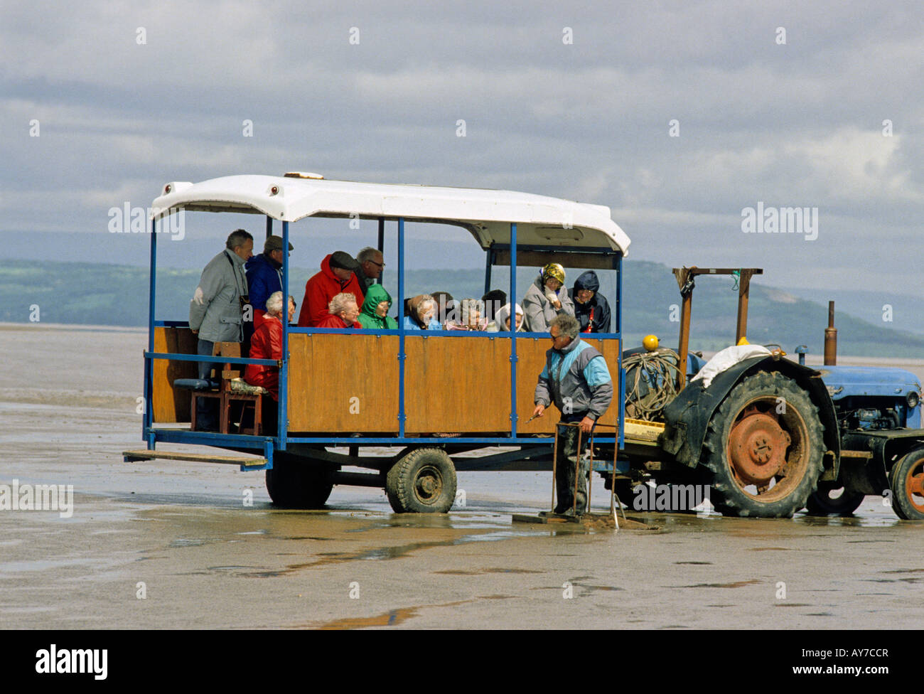 Cedric Robinson mit seiner Menschen-Transporter auf Morecambe Bay Sands Stockfoto