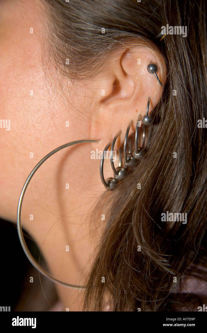 Weibliche linkes Ohr mit vielen Ohrringe Stockfotografie - Alamy