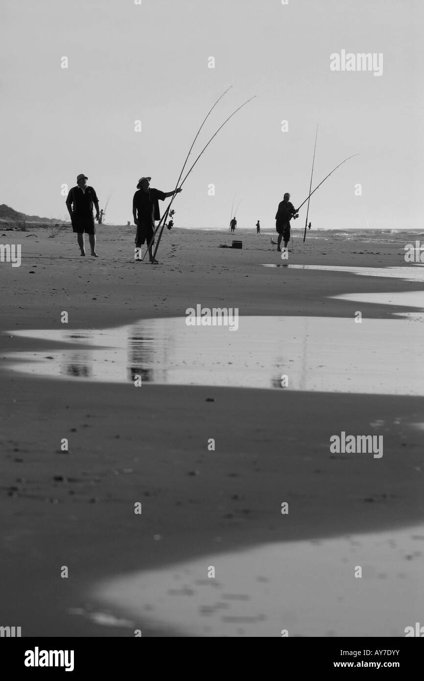 zwei Männer Angeln Sihouette Welle Meereswellen Hobby Rentner Zeit in den Ruhestand genießen Genuss Freizeit Stockfoto