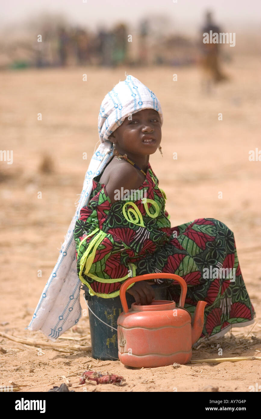 Hausa-Mädchen in Klinik laufen durch das rote Kreuz im Dorf von Dandoutchi Niger Westafrika Stockfoto