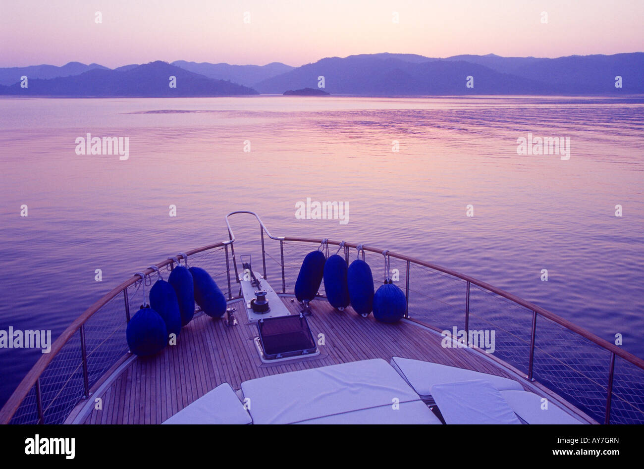 Sonnenuntergang in Göcek gesehen von einer Motoryacht einen beliebten Blue Cruise Stopp Bucht von Fethiye Mugla Türkei Stockfoto