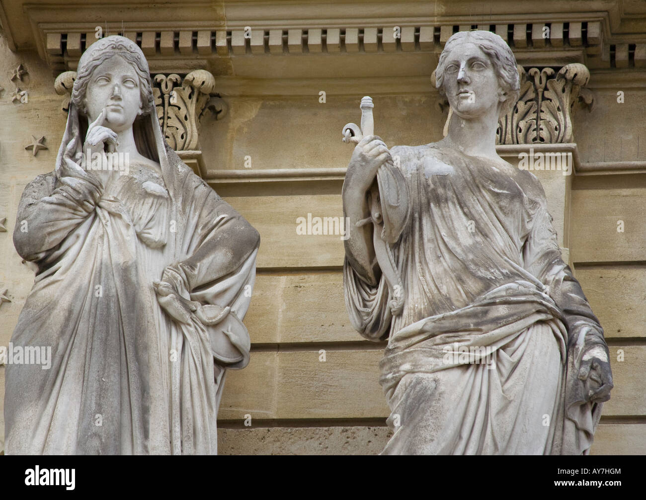 Allegorische Figuren schmücken die Fassade des Gebäudes in der Jardin du Luxemburg Senats Paris Stockfoto