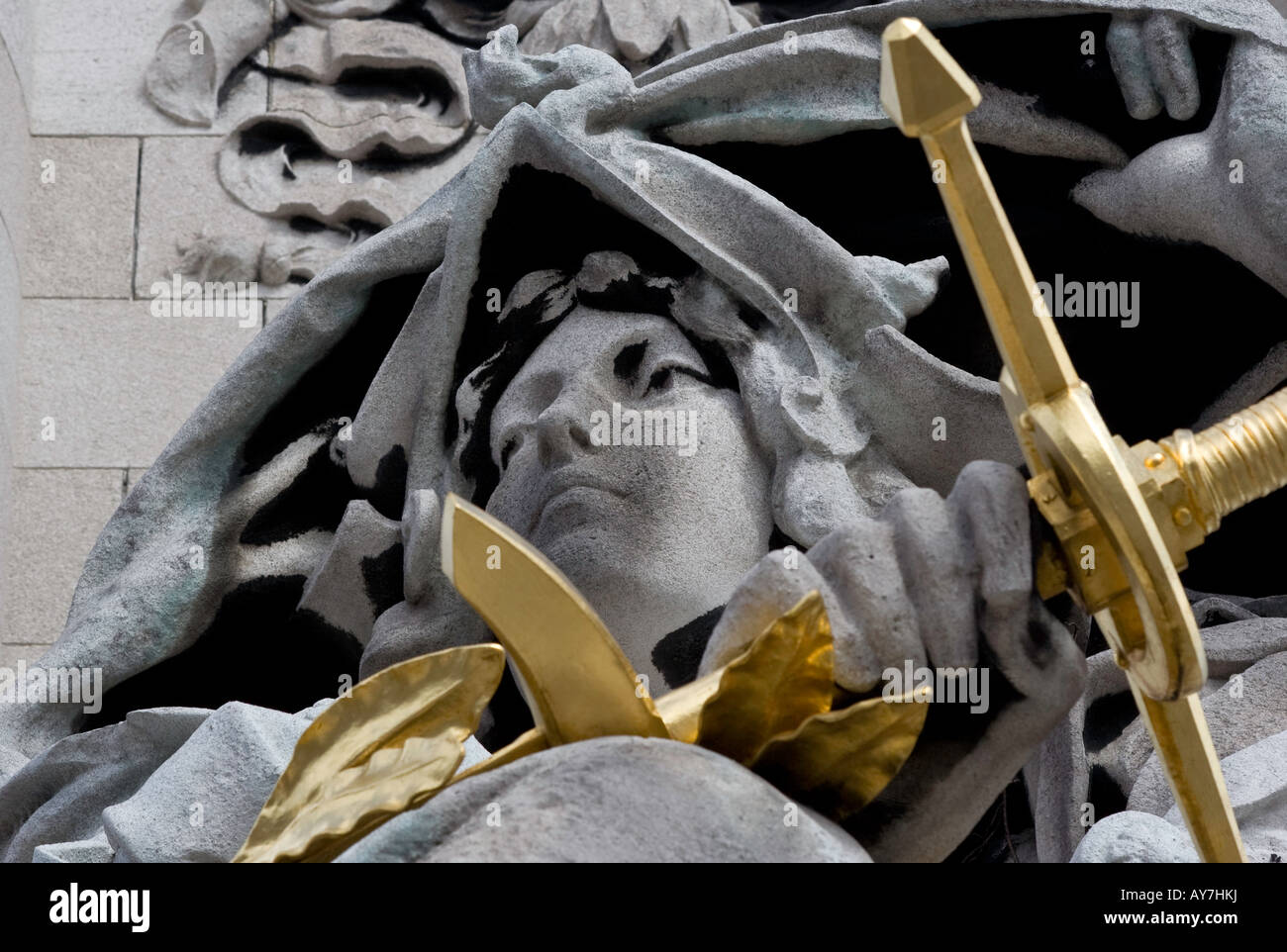 Detail einer Figur mit einem goldenen Schwert auf der Brücke Alexander III, Paris Stockfoto