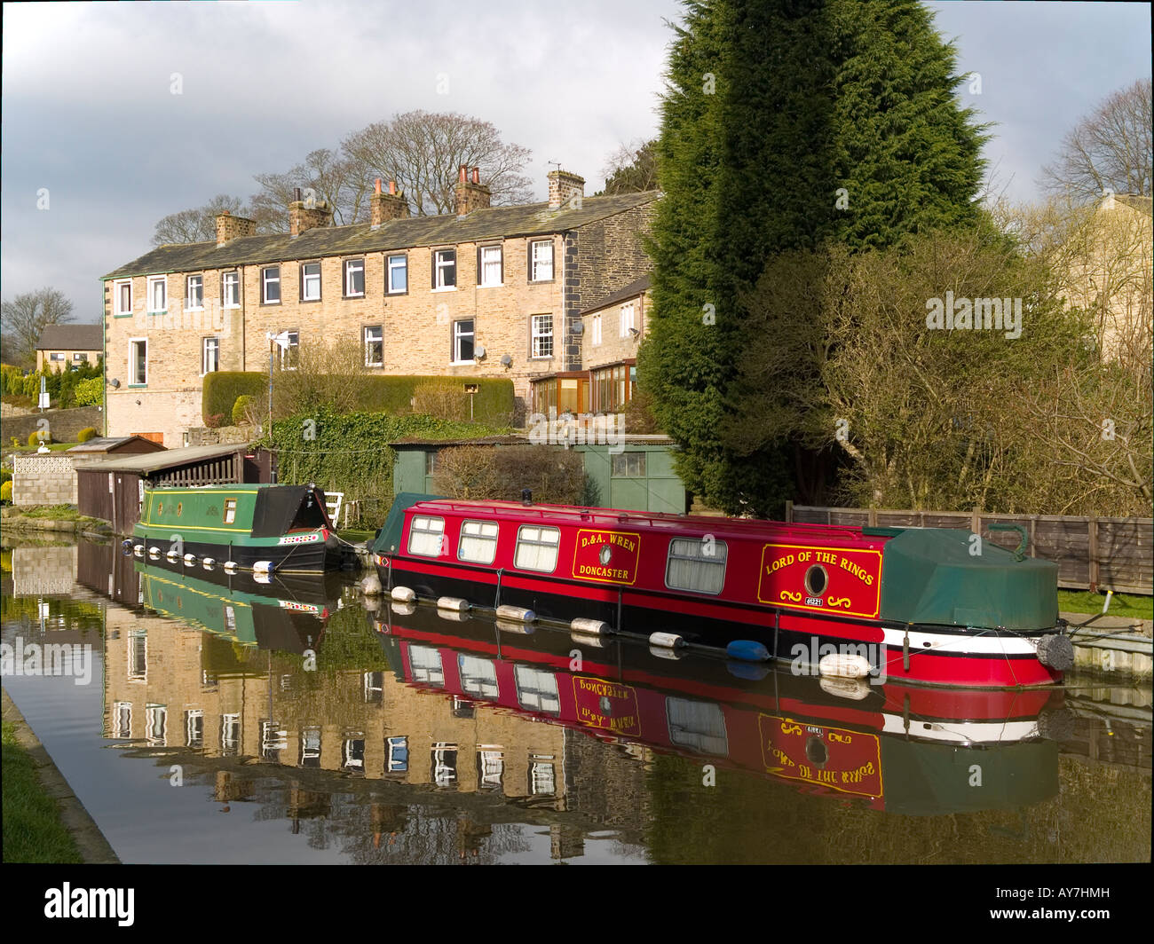 Rot und grün bemalte Kanal schmale Boote vertäut am Leeds und Liverpool Kanal in Skipton West Yorkshire Stockfoto