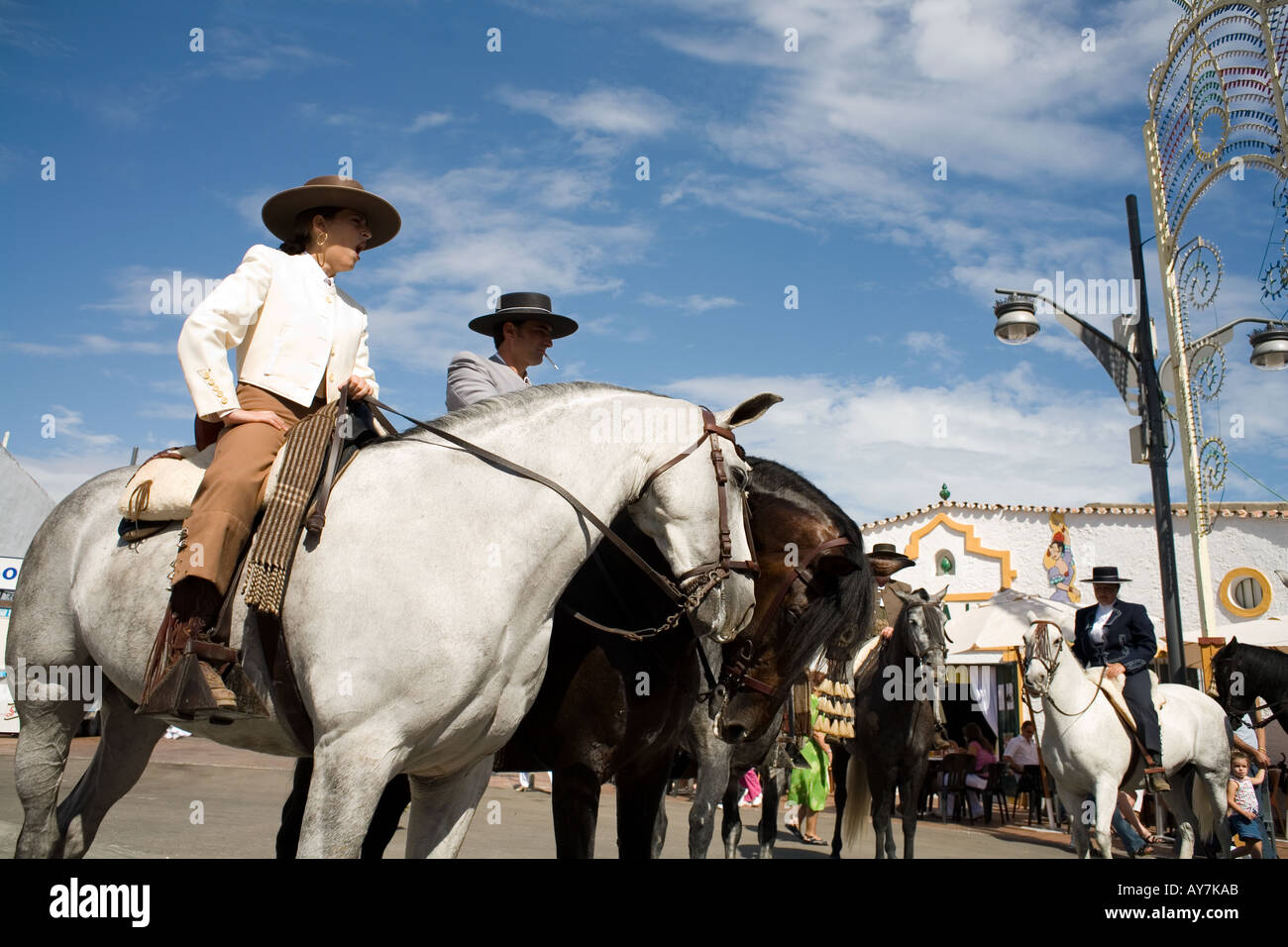 Pferde und Reiter auf der Fuengirola Feria, Andalusien, Costa Del Sol, Spanien Stockfoto