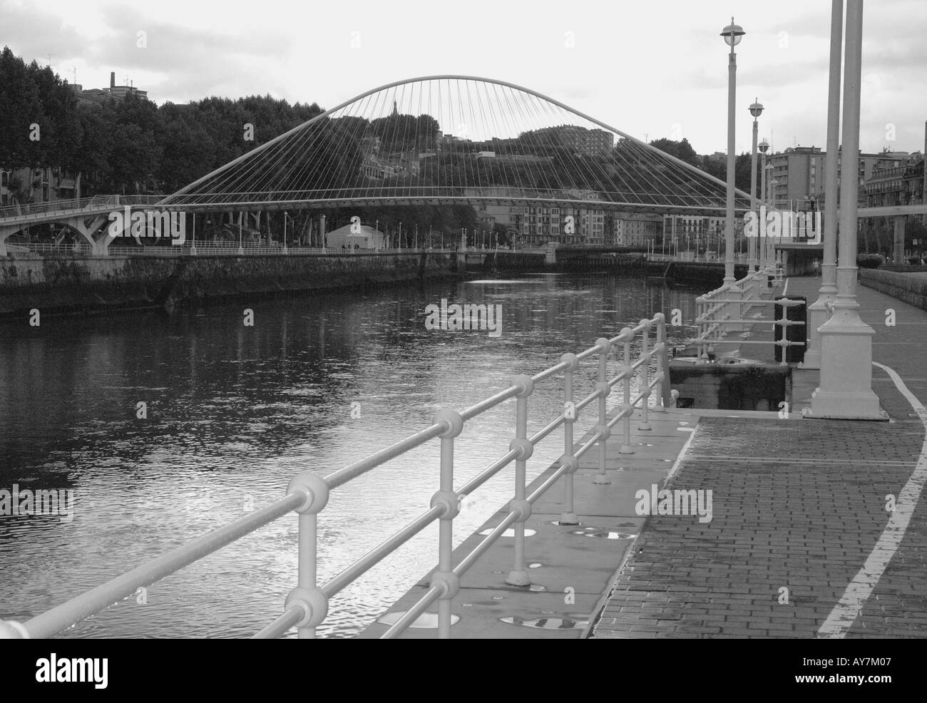 Panorama des Ayuntamiento Brücke über den Fluss Nervion Bilbao Bilbo Pais Vasco Baskenland Spanien España Iberia Europa Stockfoto