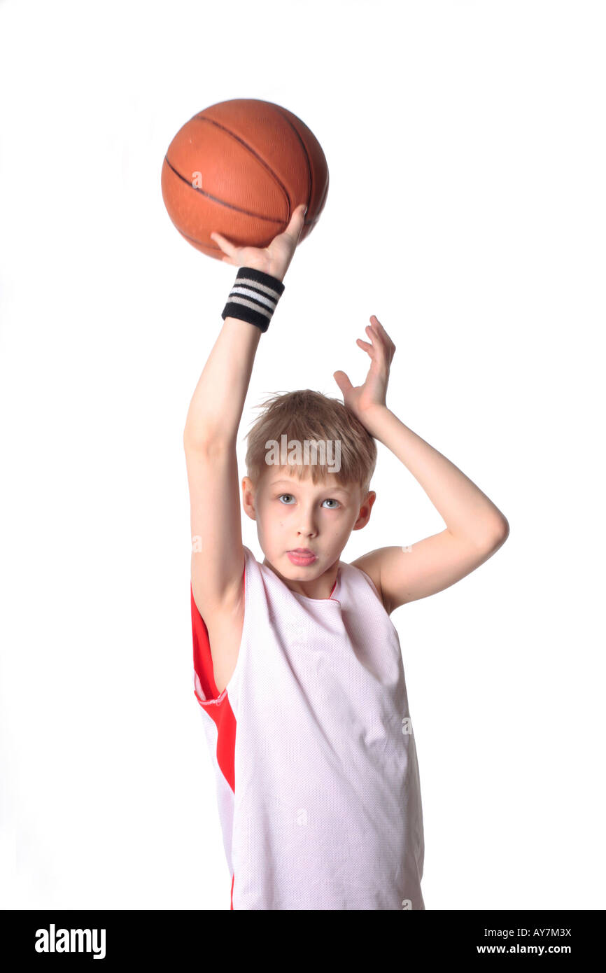 Ein 10 Jahre alter Junge Konzentration vor einem shooting einen basketball Stockfoto