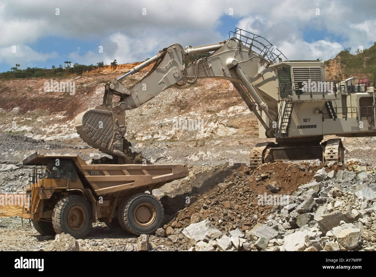 Kipper Erfülltsein mit Golderz Körper für den Transport von Tagebau Grube nach dem Strahlen zu zerkleinern W Anlage, Ghana, Afrika Stockfoto