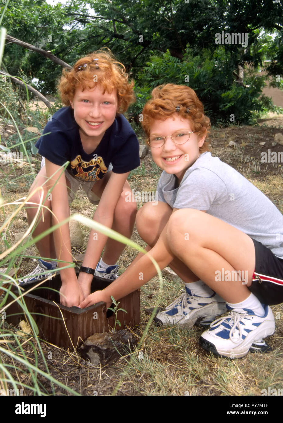 Zwei niedliche Rothaarige Schwestern waschen, Fine Art Tage in Lincoln, New Mexico. Stockfoto