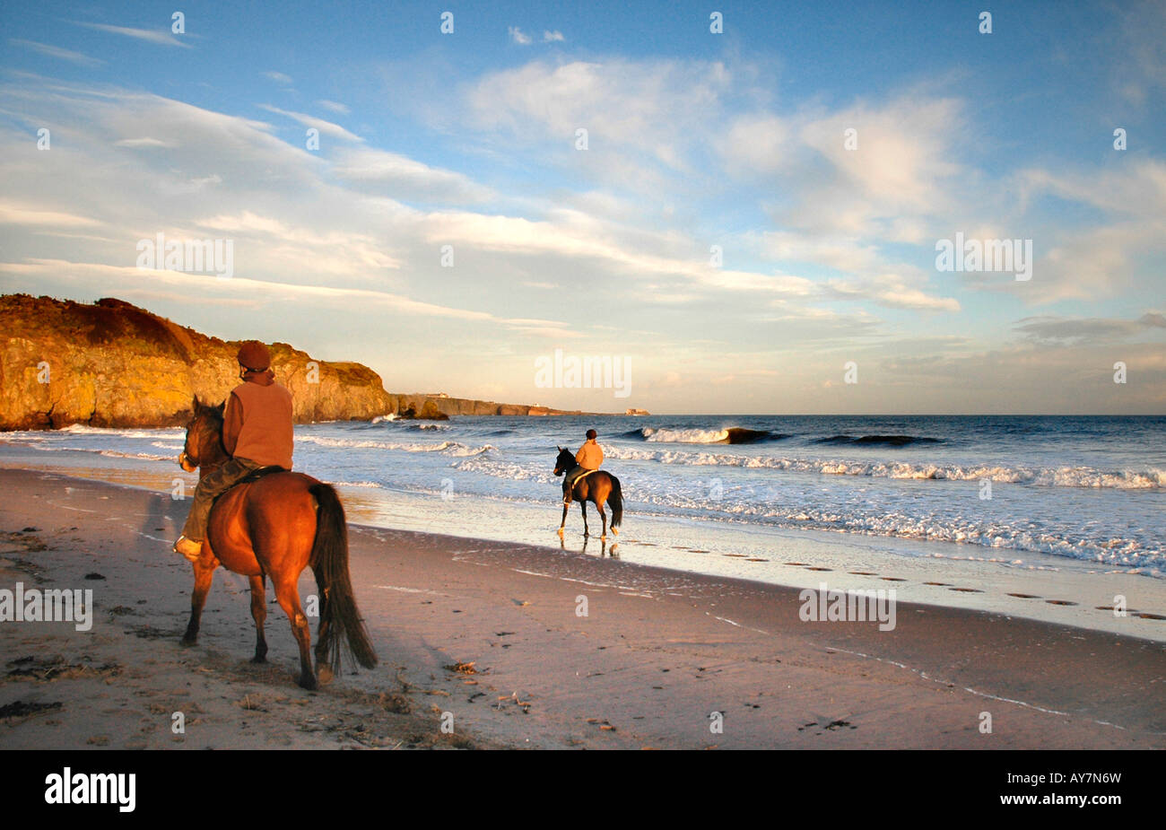 Zwei Reiter im Lunan Bay kurz vor Sonnenuntergang. Stockfoto