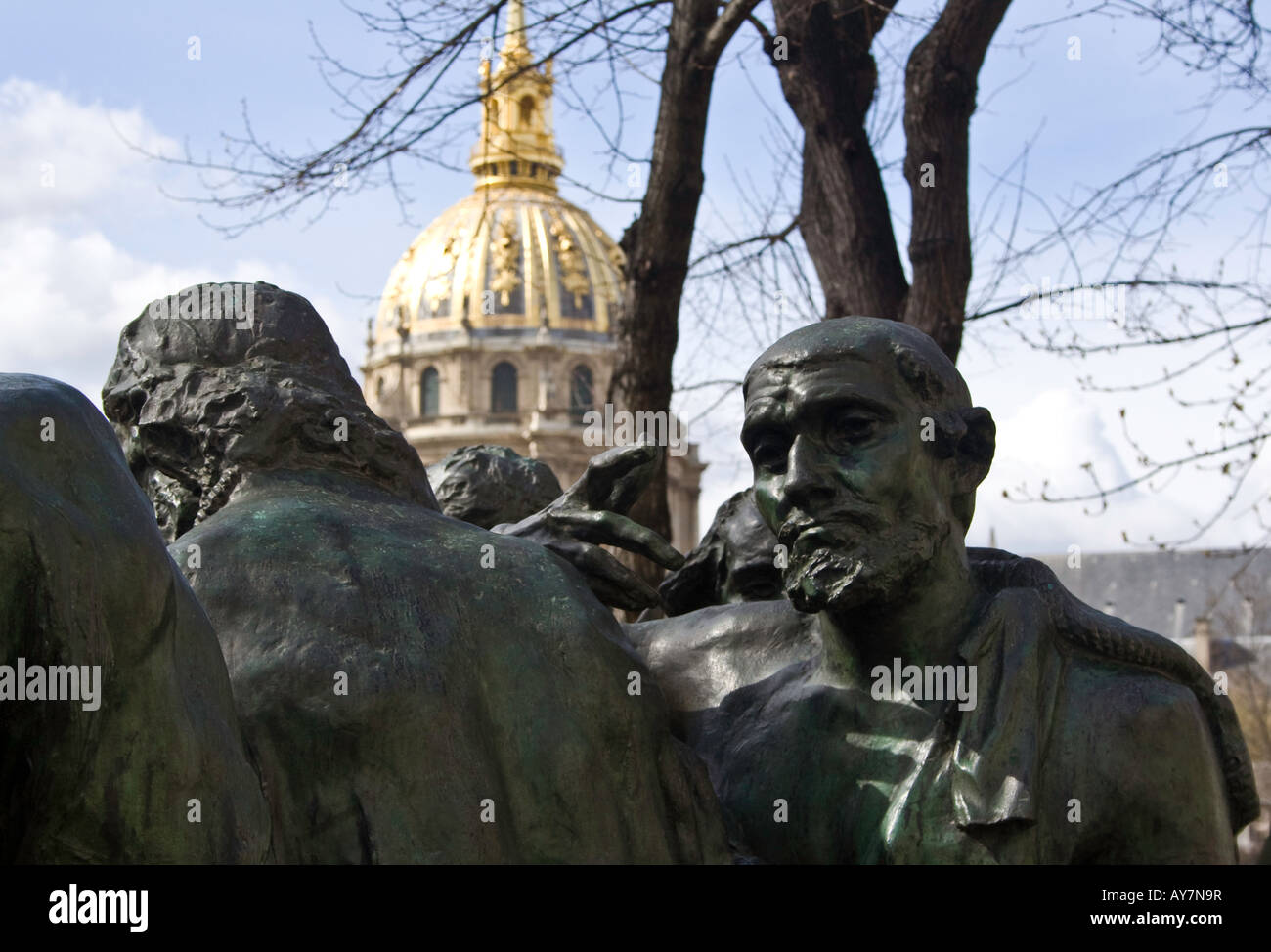 Die Bürger von Calais von Rodin mit der Kuppel von Les Invalides hinter Stockfoto