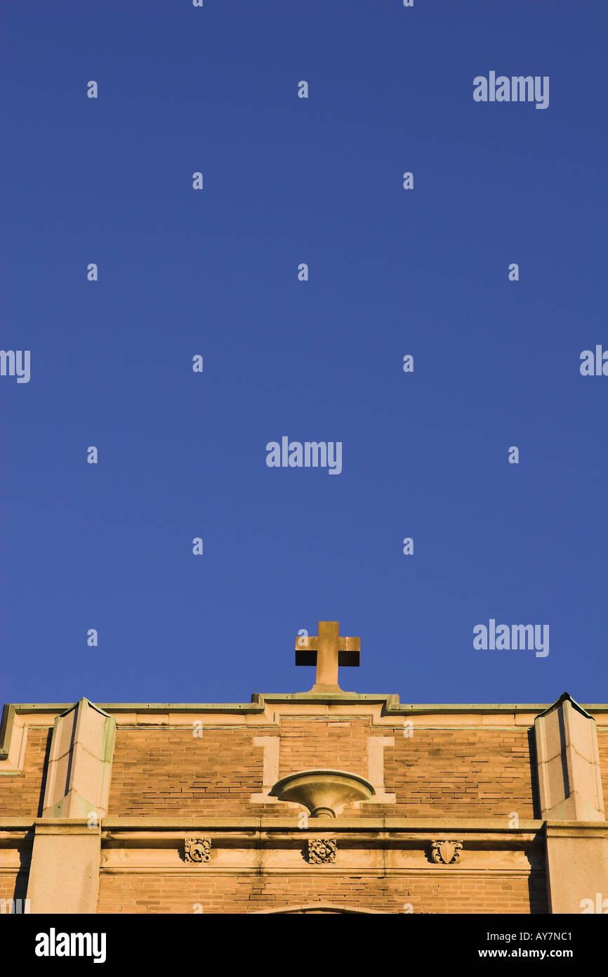 Alte Kirche Gebäude betrachtet von einem niedrigen Aussichtspunkt auf der Suche nach oben in Richtung Spitze der Gebäude und Himmel. Stockfoto