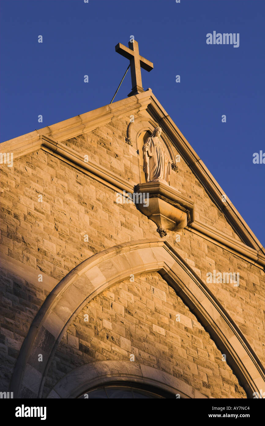 Alte Kirche Gebäude betrachtet von einem niedrigen Aussichtspunkt auf der Suche nach oben in Richtung Spitze der Gebäude und Himmel. Stockfoto