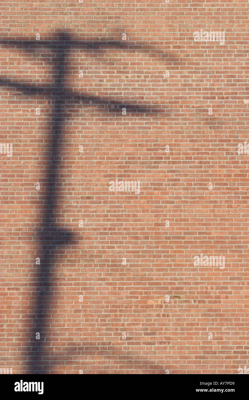 Schatten der Strommast auf Mauer, vertikale Farbbild Stockfoto