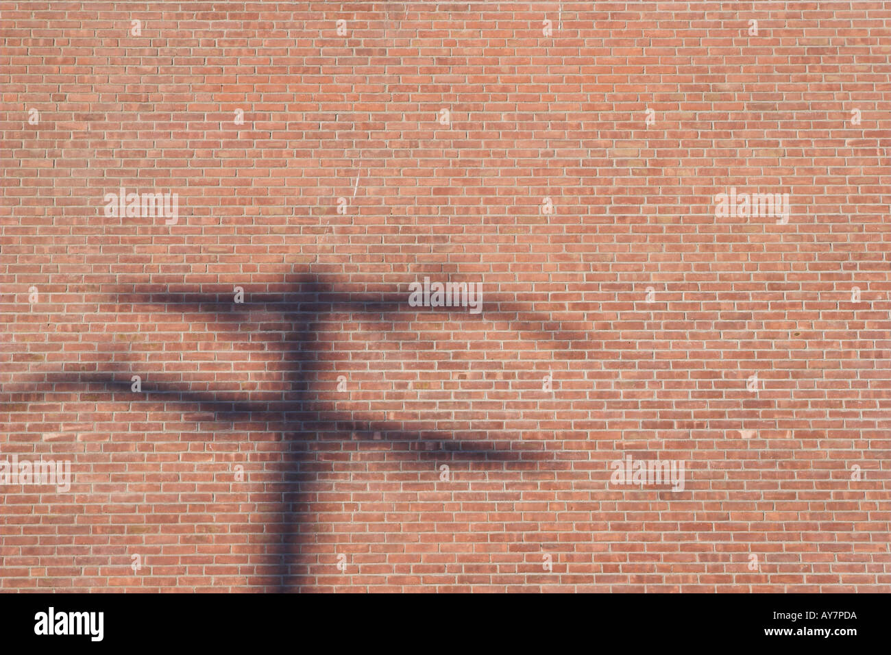 Schatten der Strommast auf Mauer, horizontale Farbbild Stockfoto