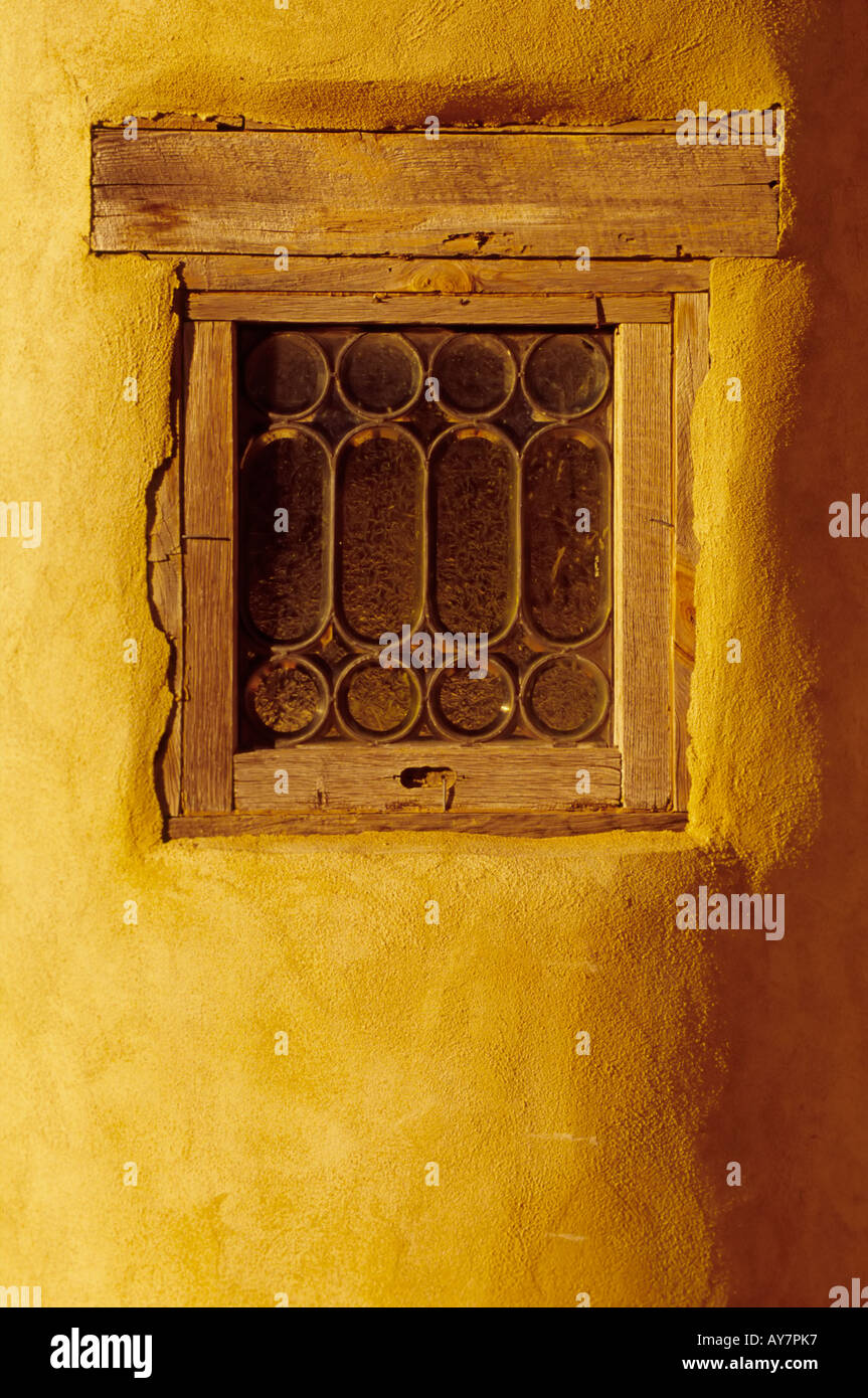 Adobe-Wand und zweibogigen Fenster in den Schatten von einem Benediktiner Rückzug in San Patricio, New Mexico. Stockfoto