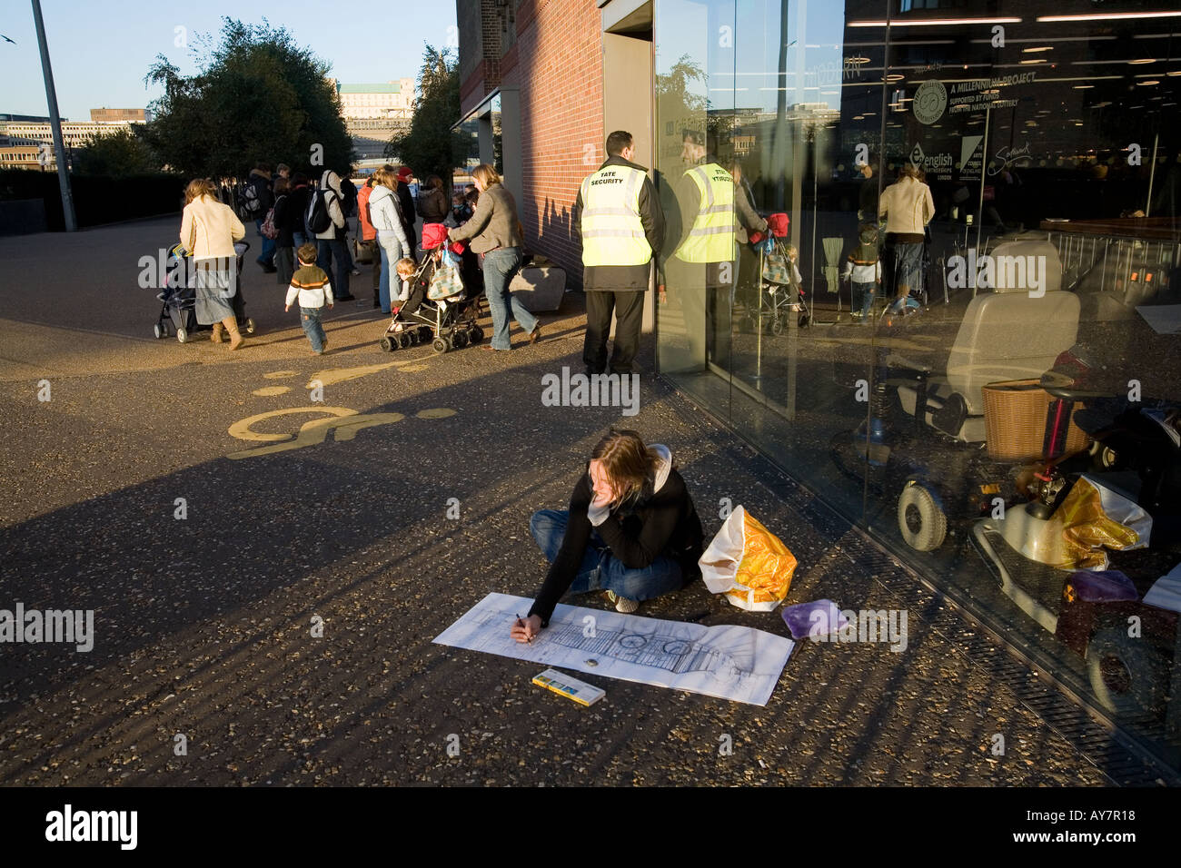 Junges Mädchen zeichnen außerhalb der Tate Modern Gallery in London Stockfoto