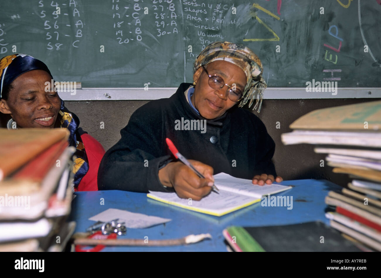 Lehrer, die Schülerinnen und Schüler arbeiten, Malealea Schule, Lesotho Kennzeichnung Stockfoto