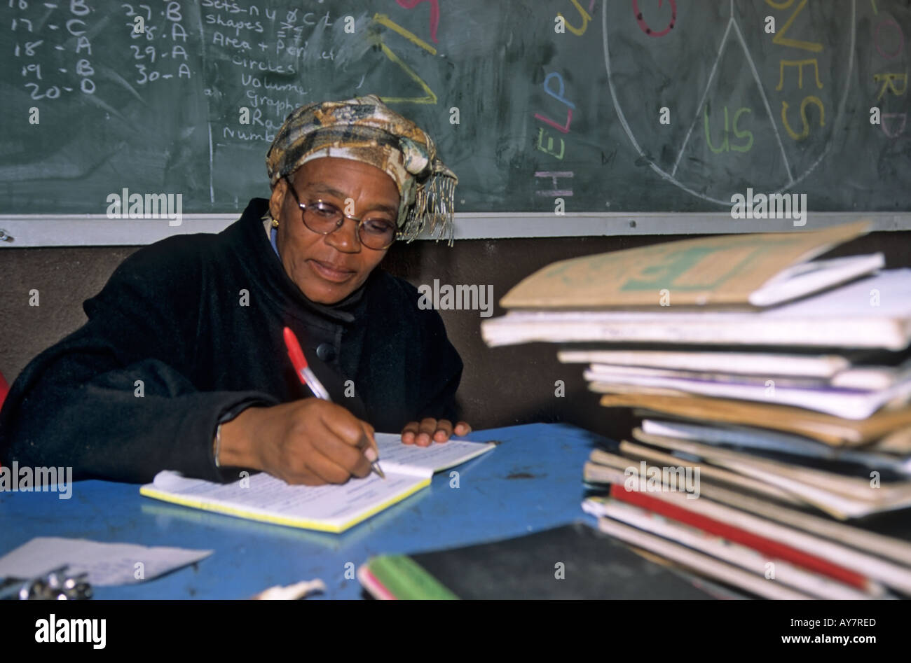 Lehrer, die Schülerinnen und Schüler arbeiten, Malealea Schule, Lesotho Kennzeichnung Stockfoto