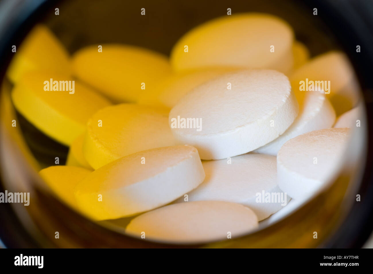 Vitamintabletten in einer Pille Flasche. Stockfoto