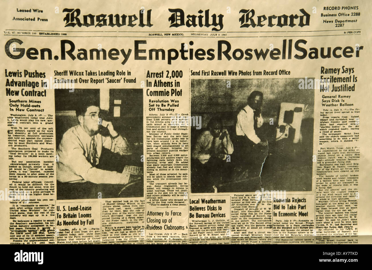 Schlagzeilen aus der ursprünglichen Titelseite der Roswell Daily Record, Berichterstattung über UFO Absturz in der Nähe von Roswell, New Mexico. Stockfoto