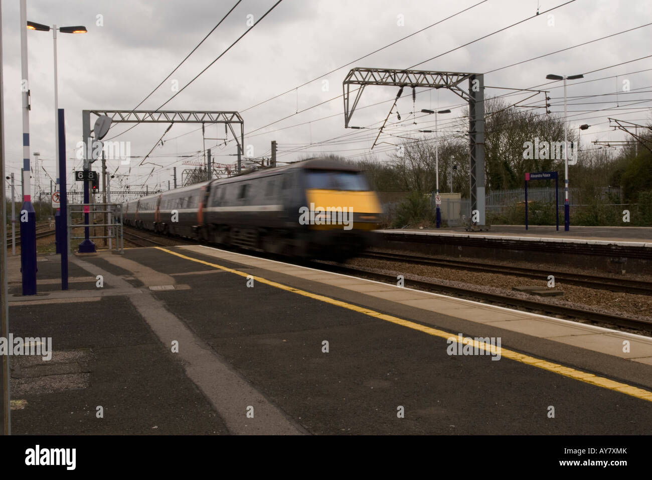 National Express Elektro Inter City Bahn Pässe mit Geschwindigkeit und Bewegung verwischen Stockfoto