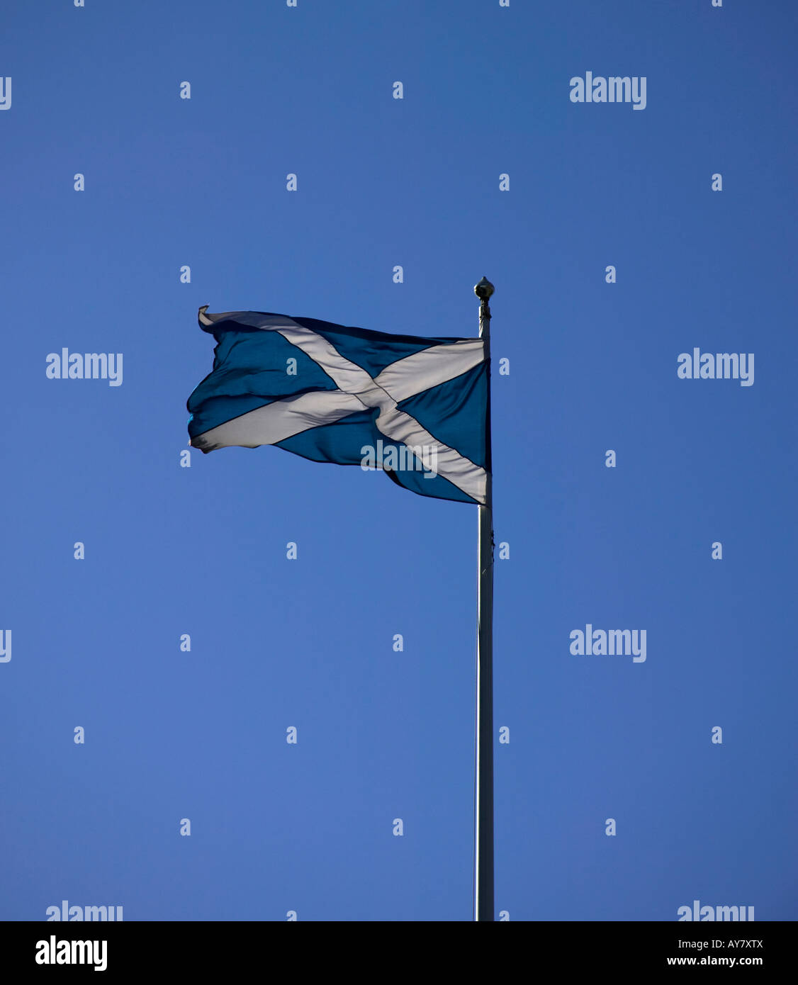 Schottische Andreaskreuz 'St Andrews Cross' Fahne flattert im Wind mit blauen Himmel Hintergrund, Edinburgh, Schottland Stockfoto