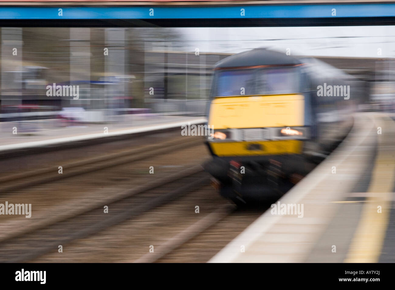 National Express Elektro Inter City Bahn Pässe mit Geschwindigkeit und Bewegung verwischen Stockfoto