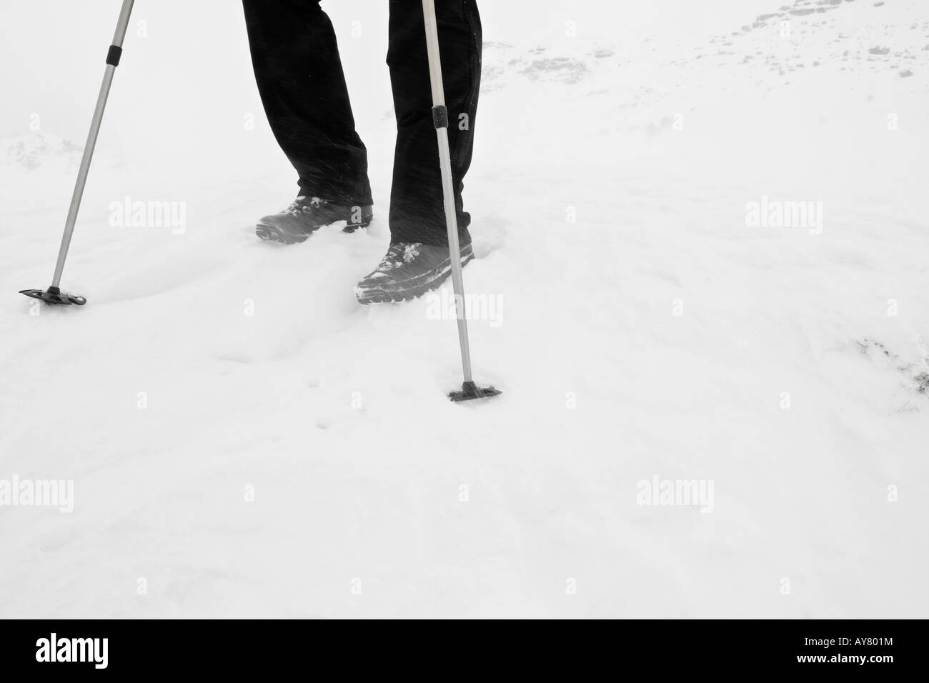 Füße des Bergsteigers In Blizzard gefangen Stockfoto