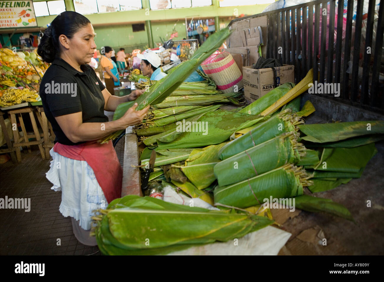 Frau Wegerich einwickeln lässt Zentralmarkt Leon Nicaragua Stockfoto