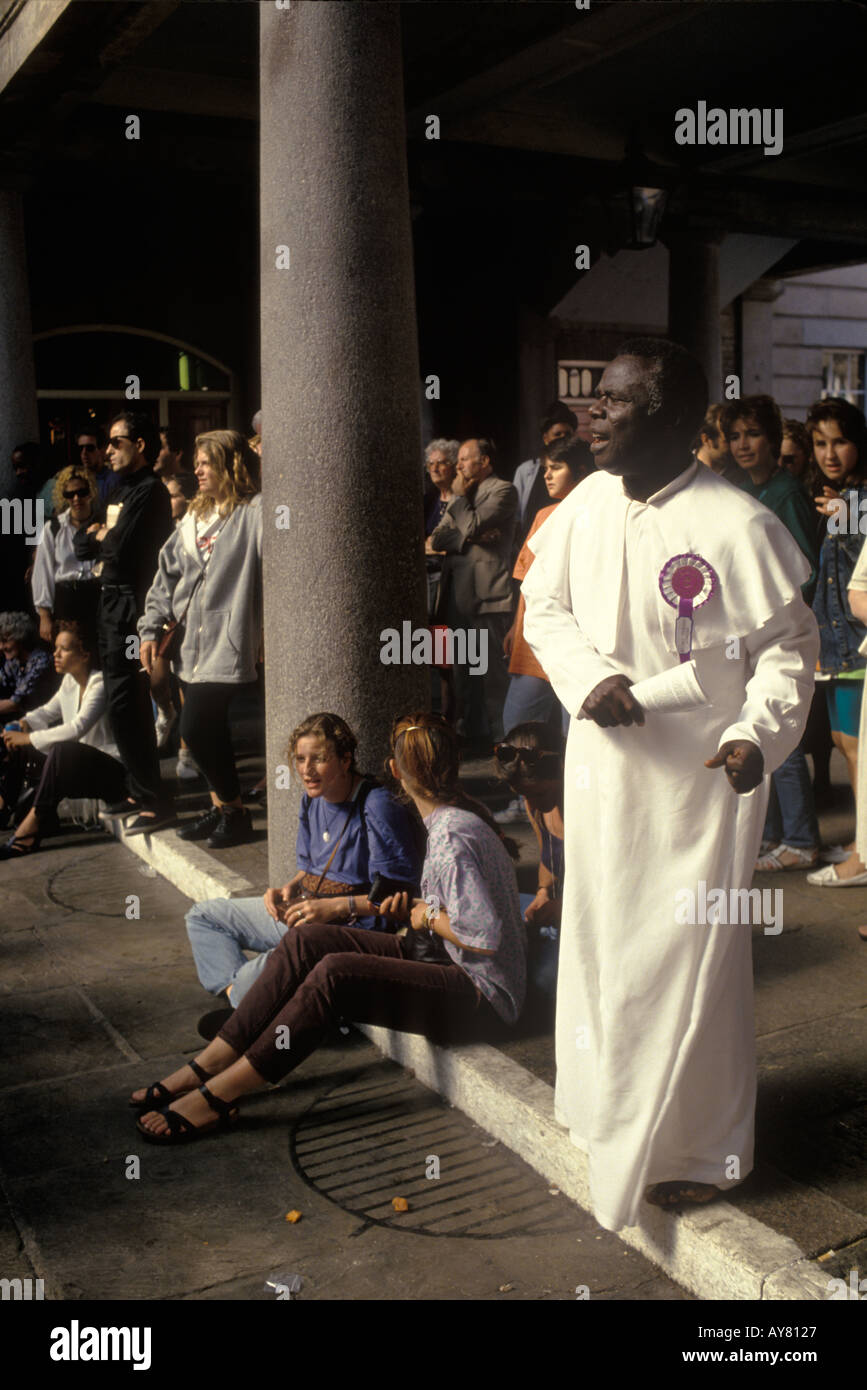 Schwarze britische Kirchenbesucher, nehmen ihren Dienst nach Covent Garden London, spirituelles Tanzen auf der plaza. HOMER SYKES, GROSSBRITANNIEN DER 1990ER JAHRE Stockfoto