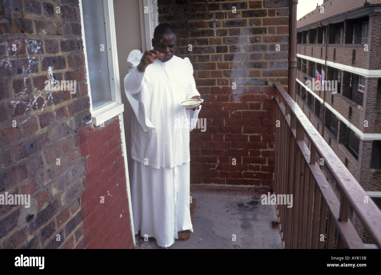 Schwarzer britischer Kirchengänger-Pastor segnet das Haus eines neuen Mitglieds der Bruderschaft des Kreuzes und des Star South London der 1990er Jahre des Vereinigten Königreichs HOMER SYKES Stockfoto