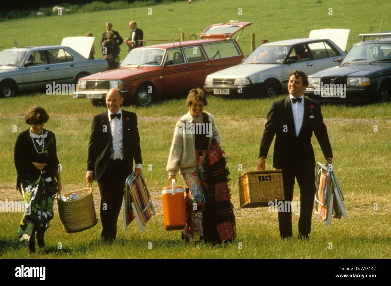 Schicke Leute Picknickkörbe. Glyndebourne Festival Opera Lewes Sussex England Juni 1980er Jahre HOMER SYKES Stockfoto