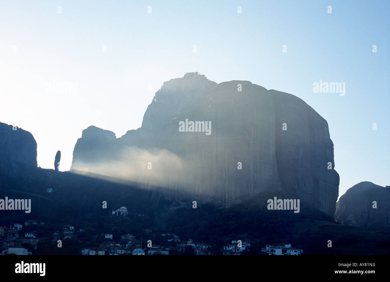 Der Blick in Richtung Meteora von Kastraki Dorf. Stockfoto